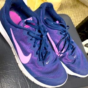 Nike women’s sneakers us size 9 gently worn